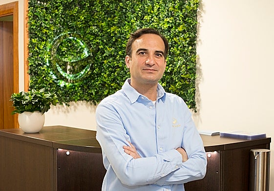 El doctor Sanz en su clínica.