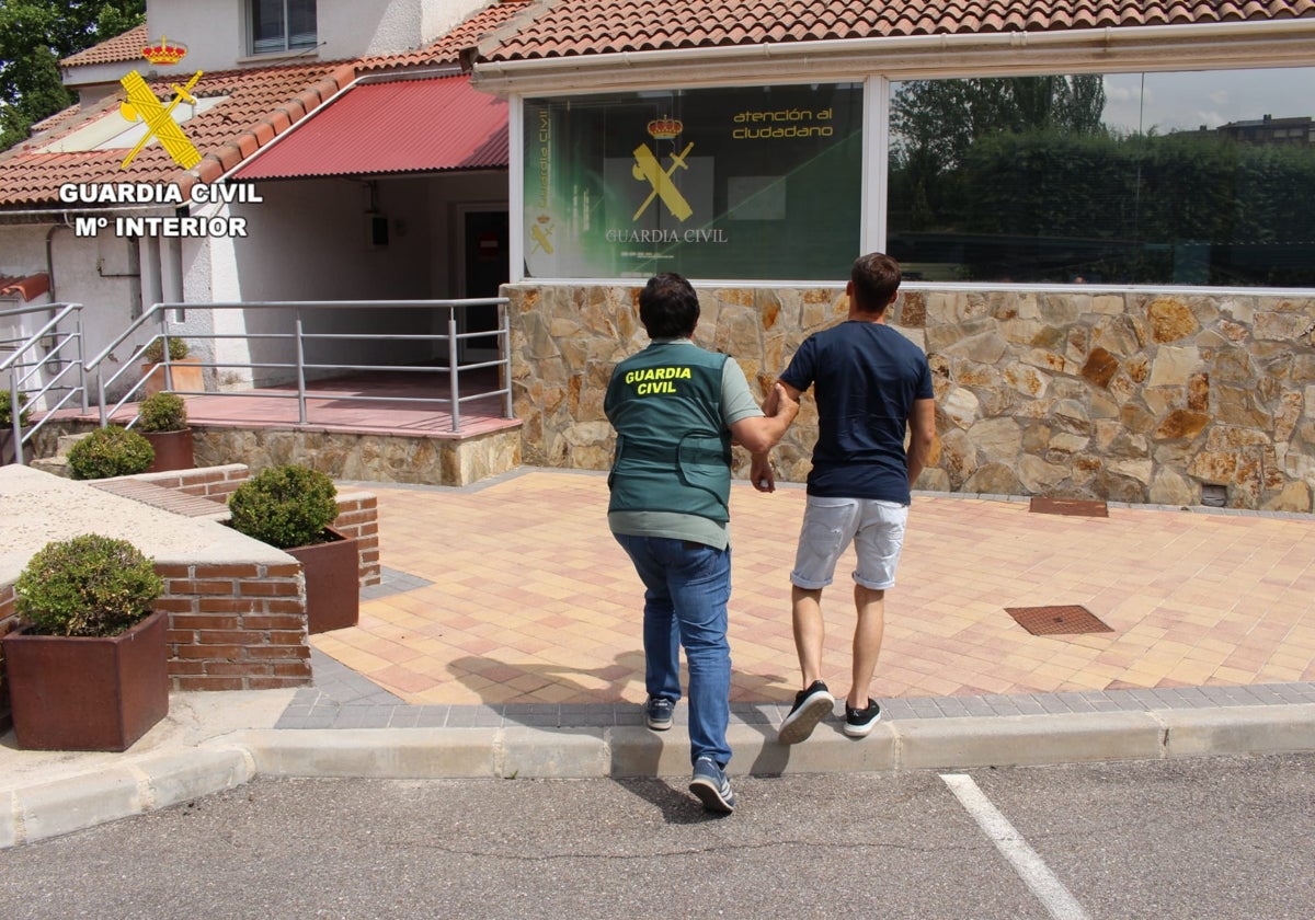 Uno de los detenidos es trasladado por la Guardia Civil.