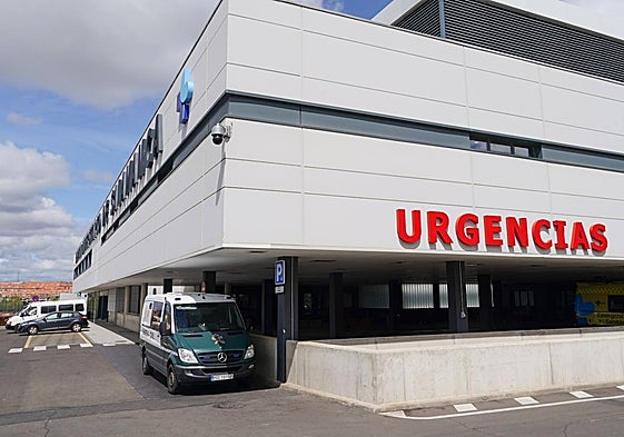 Un furgón de la Guardia Civil, aparcado a la salida de Urgencias del nuevo Hospital de Salamanca.