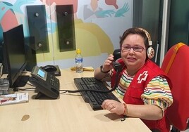 Mónica Martín realiza llamadas a los mayores desde la sede de Cruz Roja