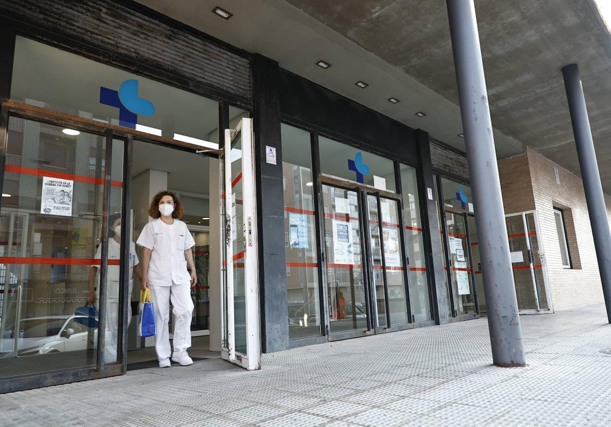 Personal sanitario en el centro de salud Sisinio de Castro, en Garrido Norte.