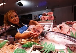 El bonito del norte de temporada en una pescadería.