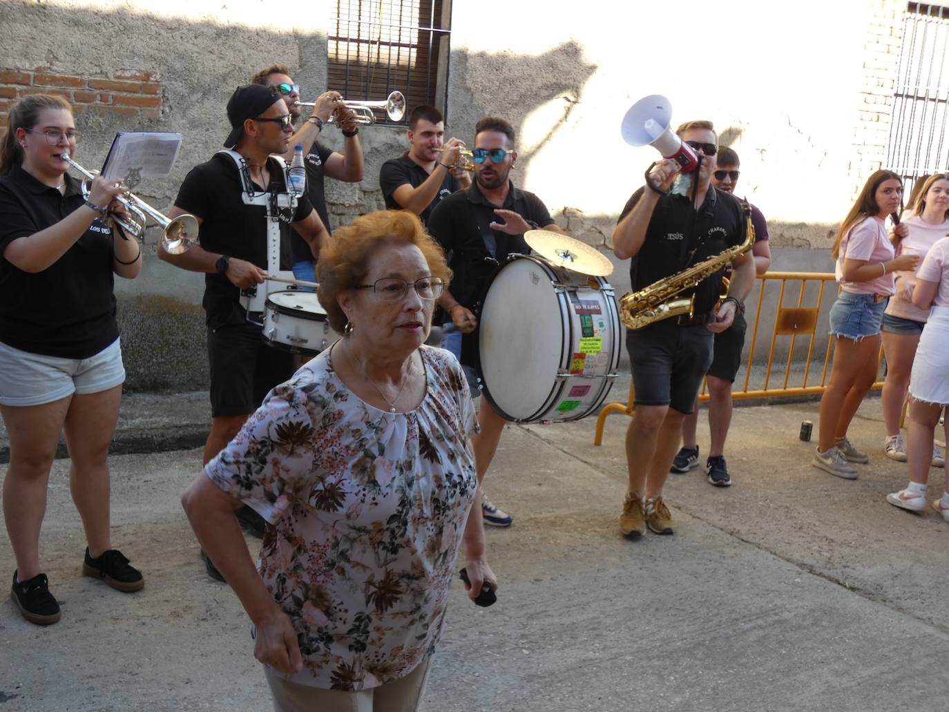 Las peñas de Mancera de Abajo animaron el inicio de las fiestas del verano