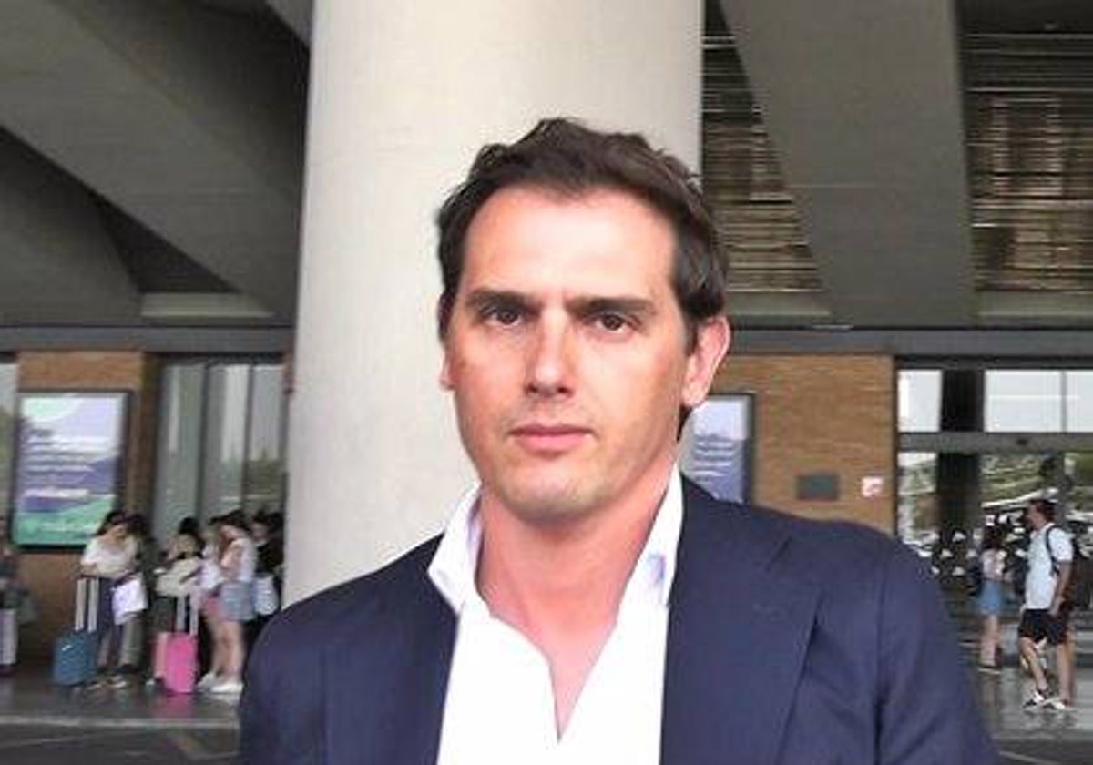 Albert Rivera contesta a la prensa en la estación de trenes de 'Santa Justa' en Sevilla.