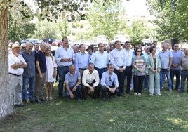 La dirección del Partido Popular con los parlamentarios y candidatos nacionales y los alcaldes y concejales ayer en Ciudad Rodrigo. CASAMAR