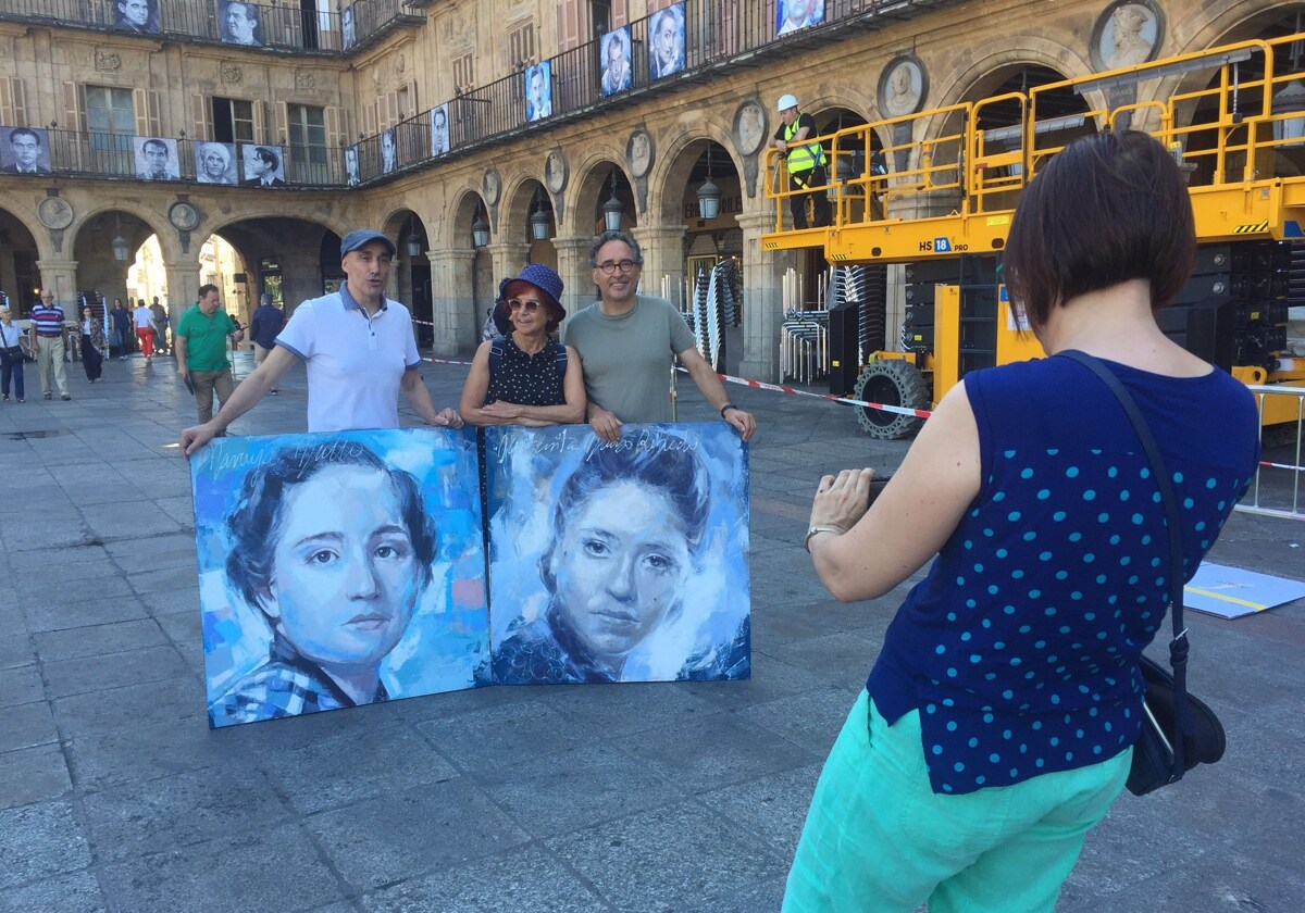 Comienza la retirada de los cuadros de Maíllo de la Plaza Mayor de Salamanca