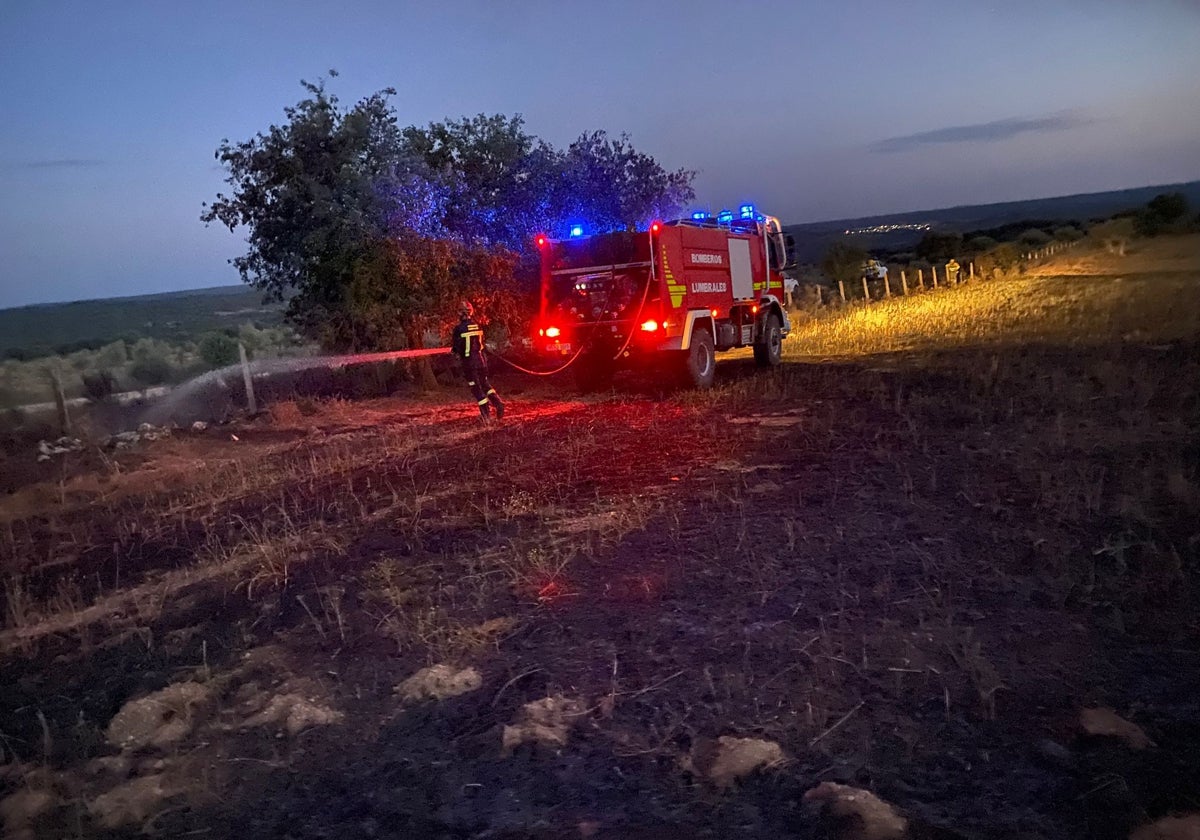 Los bomberos, en plenas labores de extinción