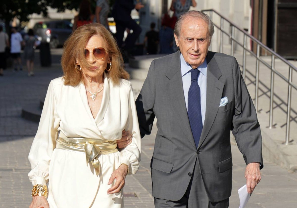 Jaime Peñafiel y su mujer, Carmen Alonso, llegando al teatro Real