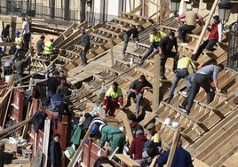 Labor tradicional de los constructores de los tablaos de la plaza en los días previos al Carnaval.