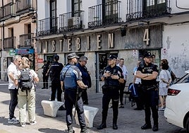 Policía en la puerta del establecimiento donde ocurrió el asesinato