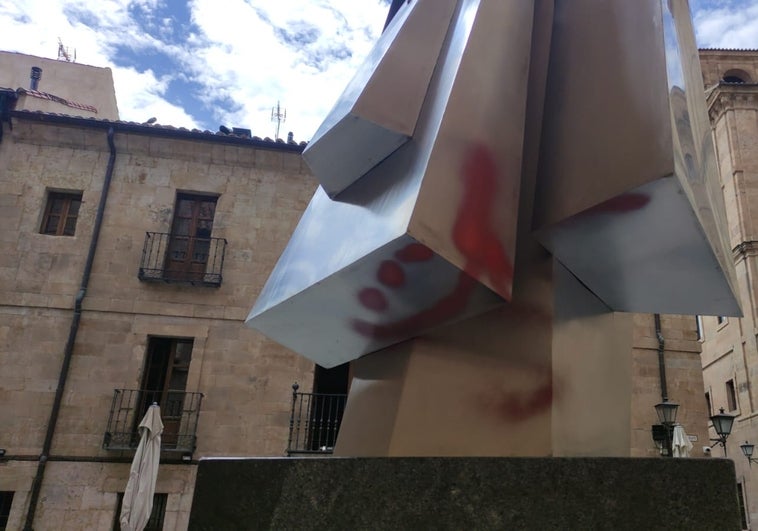 Vandalizan la escultura dedicada al Cofrade