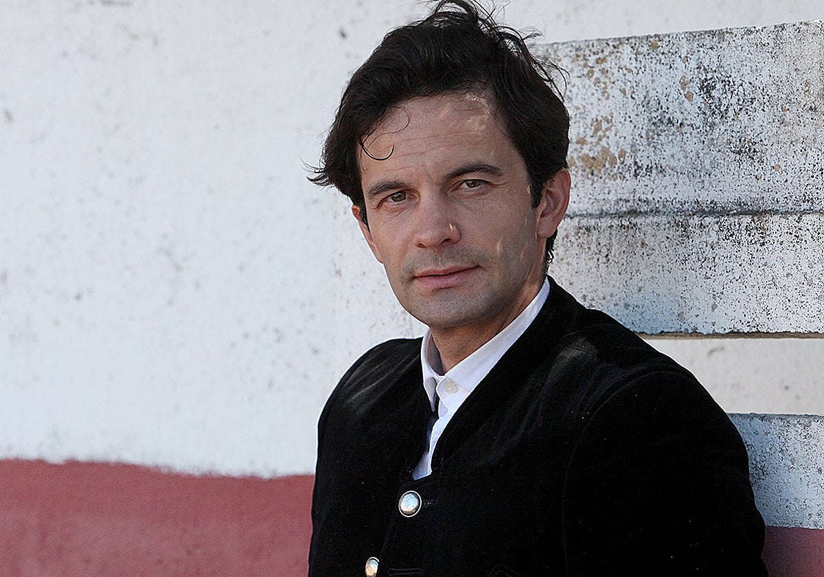 Cuatro momentos de Juan del Álamo ayer en el tentadero en el que participó en la finca de Sepúlveda de Yeltes.