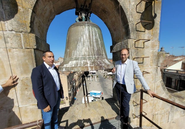 Eloy Ruiz y Marcos Iglesias junto a la campana del Ayuntamiento, el conocido como «Reloj Suelto» del Carnaval del Toro casamar