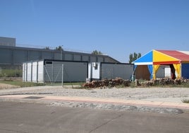 Las aulas prefabricadas en el colegio de Aldeatejada y el patio cubierto con una carpa de colores.