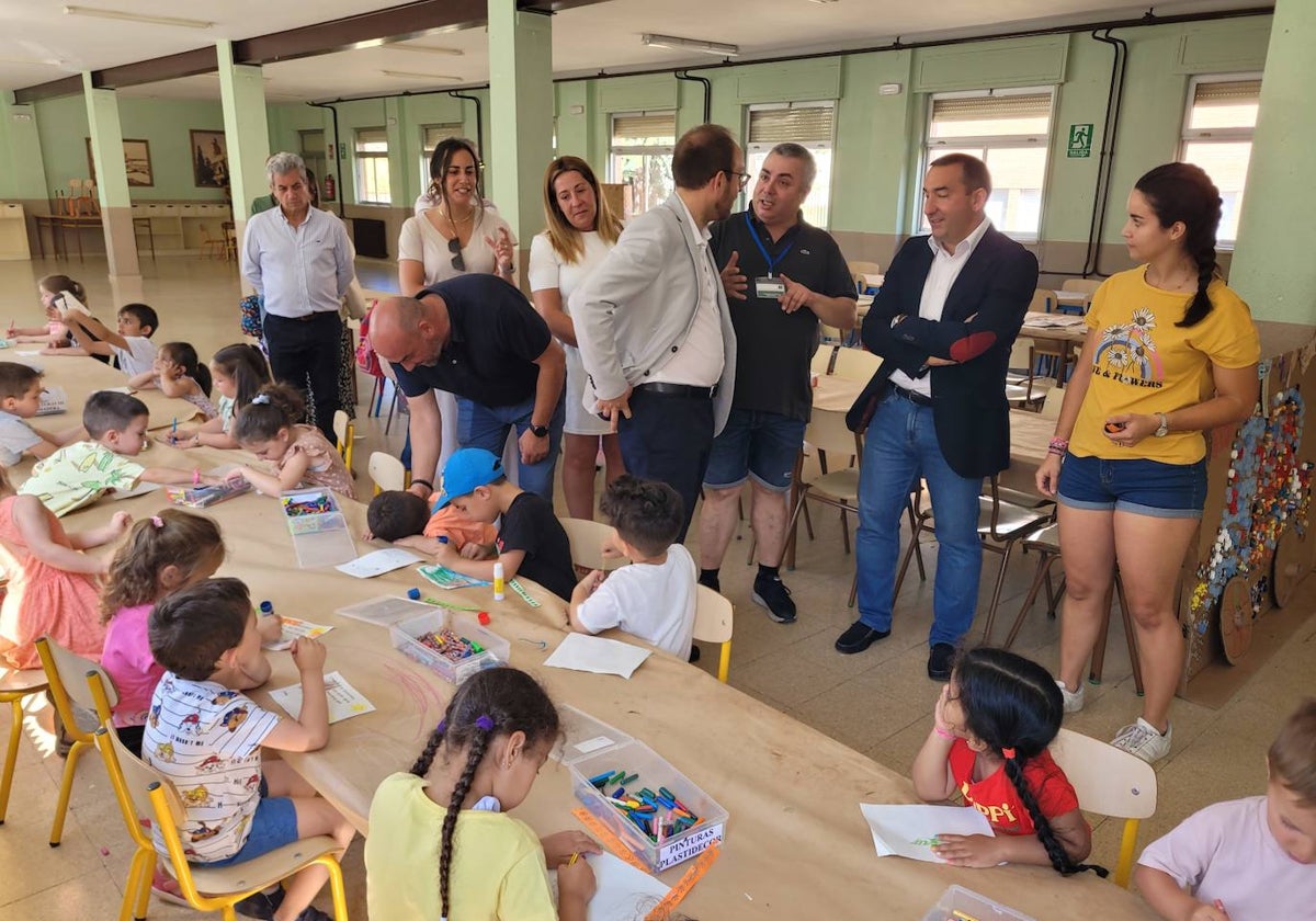 Junta y Ayuntamiento de Ciudad Rodrigo durante la visita al programa «Conciliamos»