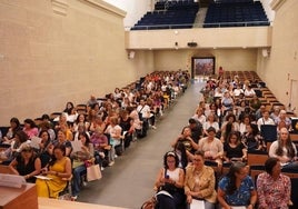 Estudiantes internacionales en el auditorio de la Universidad Pontificia de Salamanca.