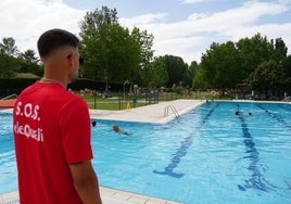 Un socorrista de la piscina de La Aldehuela vigila a los bañistas en el baso principal.