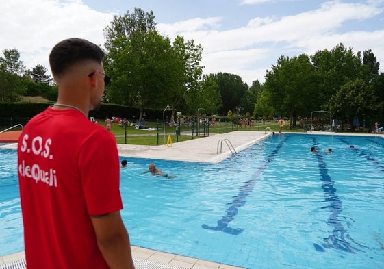 Un socorrista de la piscina de La Aldehuela vigila a los bañistas en el baso principal.