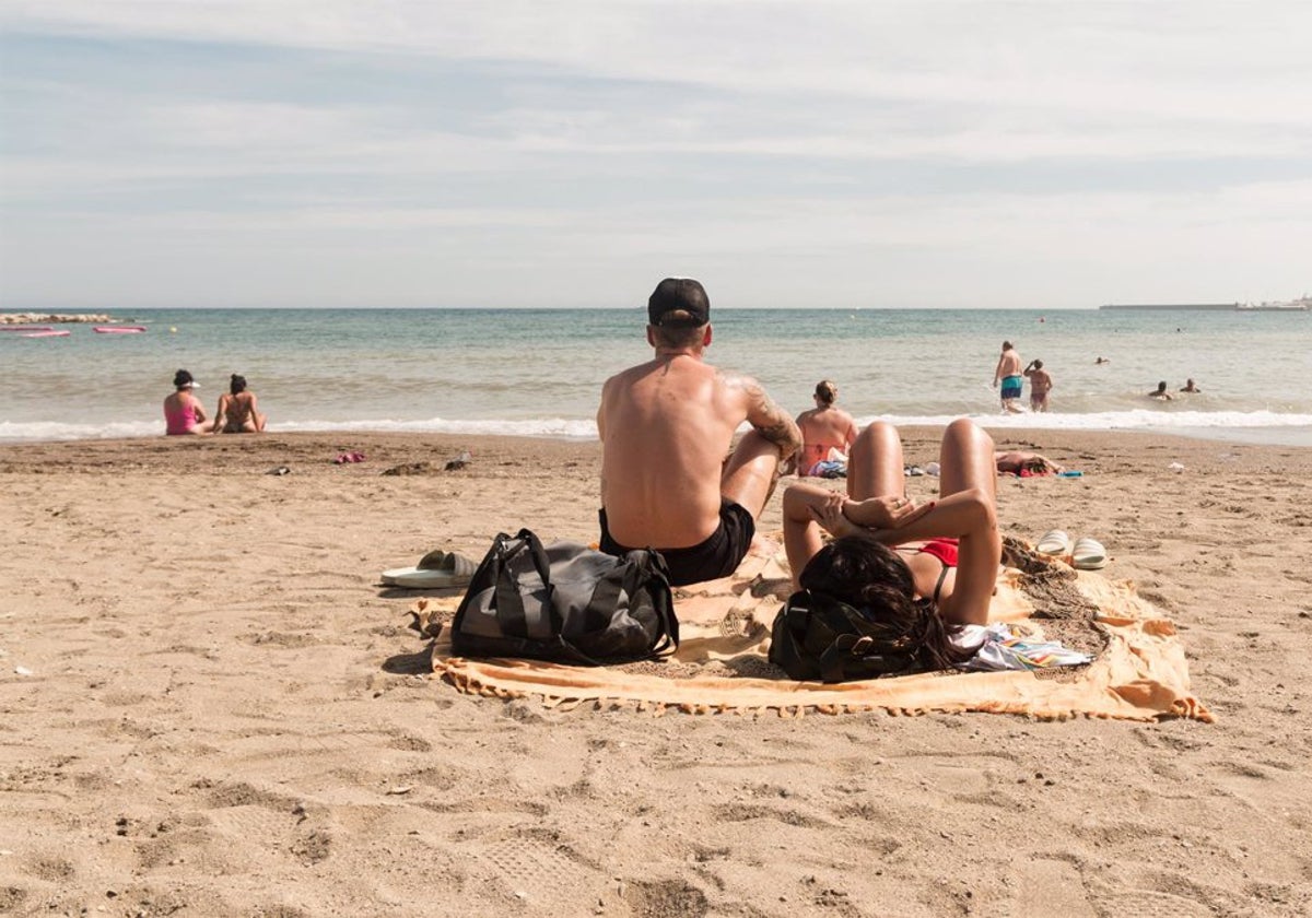 Personas expuestos al sol en la playa