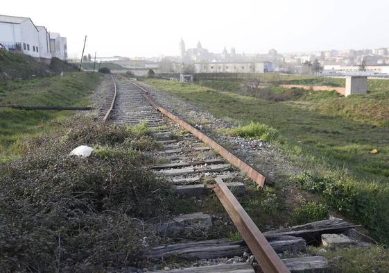 Tramo abandonado de la línea de ferrocarril Palencia-Astorga en la trasera de Los Montalvos.