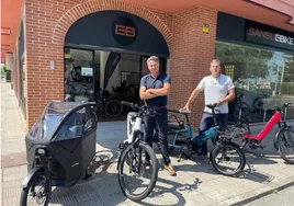 Roberto Santa Ursula y Leonardo Morugij a las puertas del centro especializado en bicicletas eléctricas.