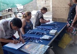 Recogida de firmas en el mercadillo sabatino de Ciudad Rodrigo.