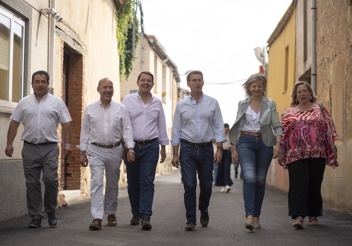 Feijóo camina por las calles de Corrales del Vino.