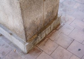 Una de las columnas que sujeta los soportales de la plaza Barcelona.