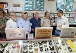 Alcaldes de Puebla de Azaba y la comarca con Felipe Calvo en la inauguración de la Casa Museo de los Insectos