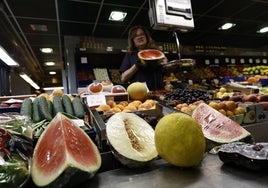 Sandías y melones en una de las fruterías de la ciudad de Salamanca.