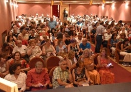 Los albenses llenaron el teatro de la villa para disfrutar de la actuación