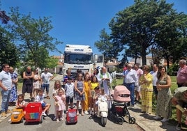 Los vecinos de Cilloruelo tras la bendición de camiones