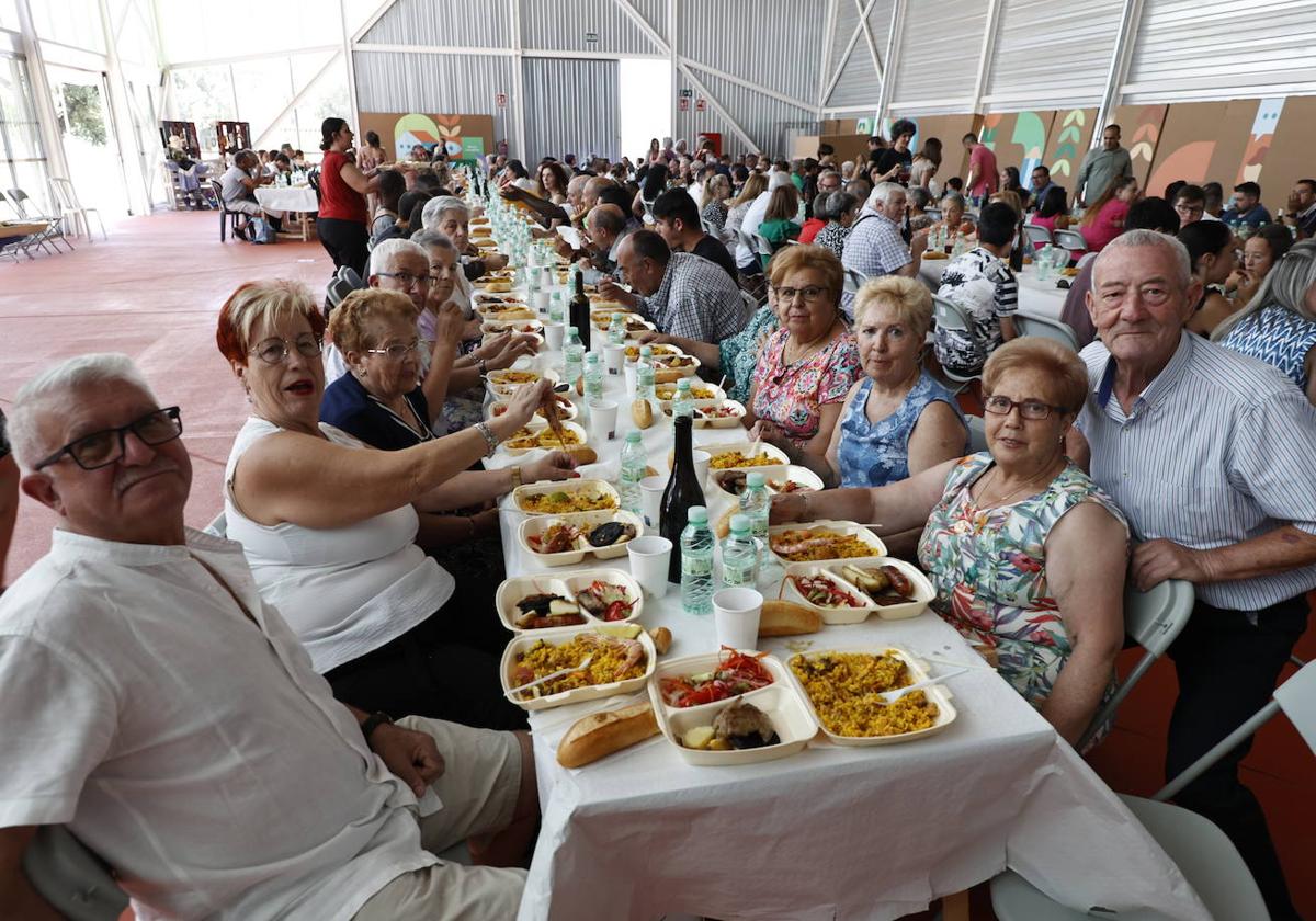 Vecinos del barrio de Buenos Aires disfrutando de la comida.