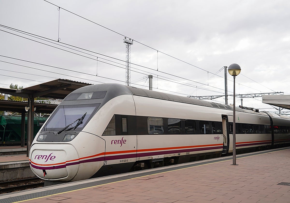 Uno de los trenes con destino a Madrid en la estación de tren de Salamanca