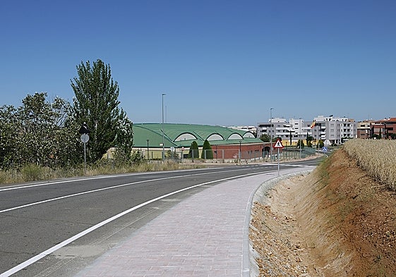 Tramo de carretera que une el casco antiguo de Carbajosa y urbanizaciones.