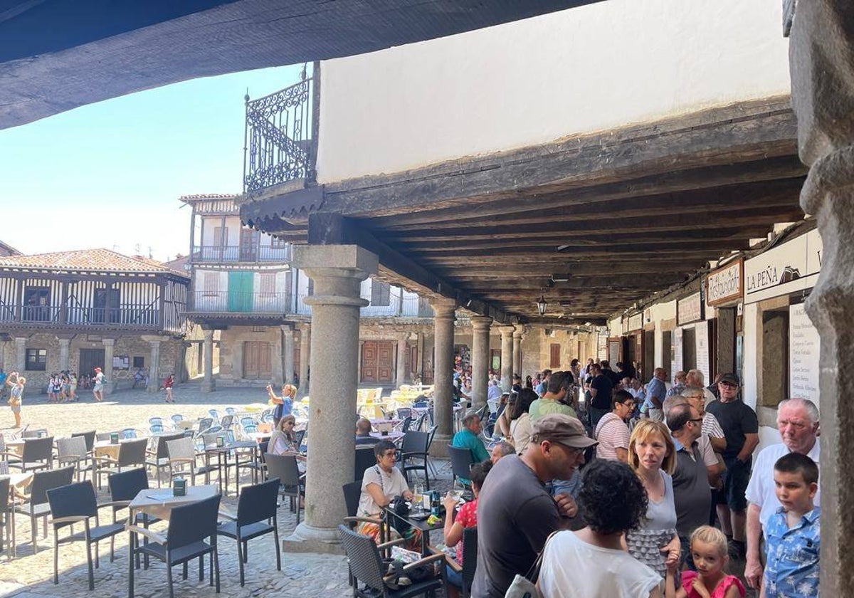 Vecinos e hijos del pueblo, principalmente, animaban al mediodía de este domingo la Plaza Mayor de La Alberca.