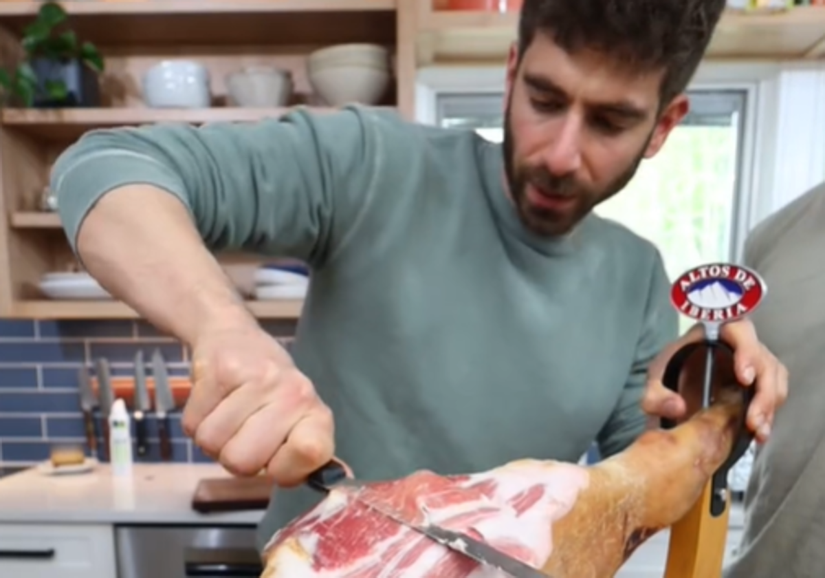 TikToker americano cotando jamón serrano