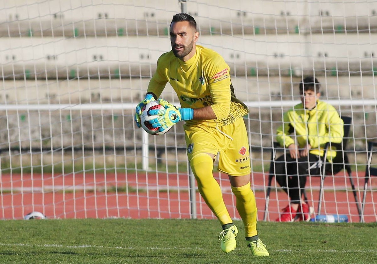 Felipe Ramos en un choque con el CD Guijuelo en la temporada 2018/19.