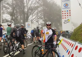 Roberto Pescador, presidente del Unionistas, con el maillot del club en el alto de Jaizkibel, por el que pasó el Tour en su segunda etapa.