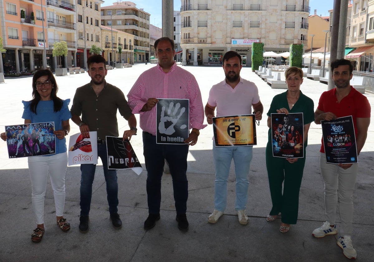 Sara García, Roberto Hernández, Roberto Martín, Jaime Elena, Yolanda Alonso y Jesús Manuel Hernández, en la Plaza Mayor de Guijuelo, escenario de las siete verbenas de las fiestas.