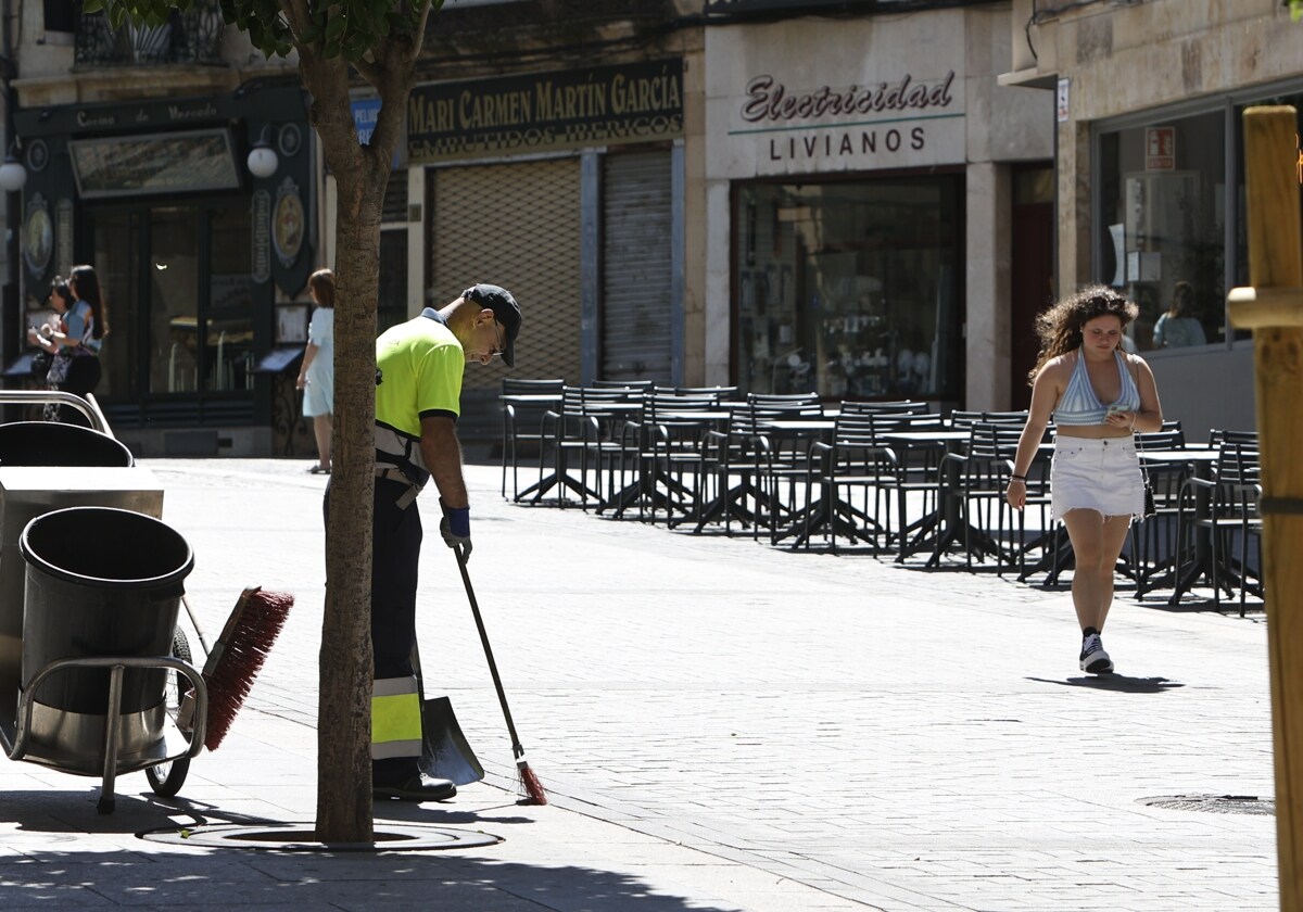 Un barrendero recoge suciedad de la calle Prado en la mañana de ayer.