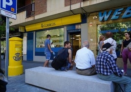 Personas esperando en la delegación de Correos de la avenida de París.