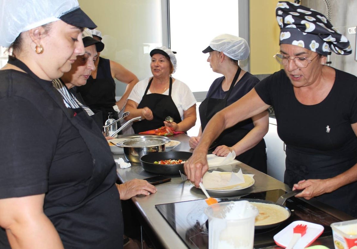 Olga Bernal imparte la formación en cocina de Cáritas de Ciudad Rodrigo