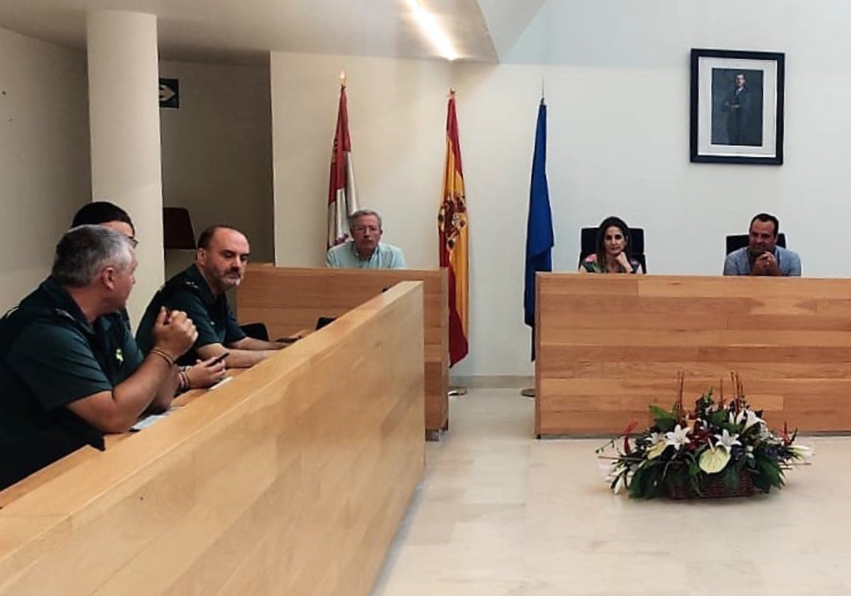 La Guardia Civil conversa con el regidor municipal, David Mingo, durante la reunión.