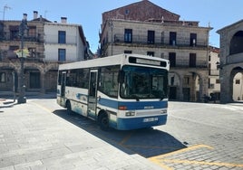 El autobús municipal circulando por las calles de Béjar