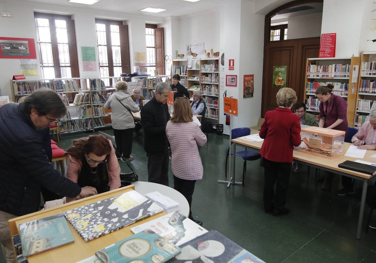 Varias personas votan en las elecciones generales pasadas en Salamanca