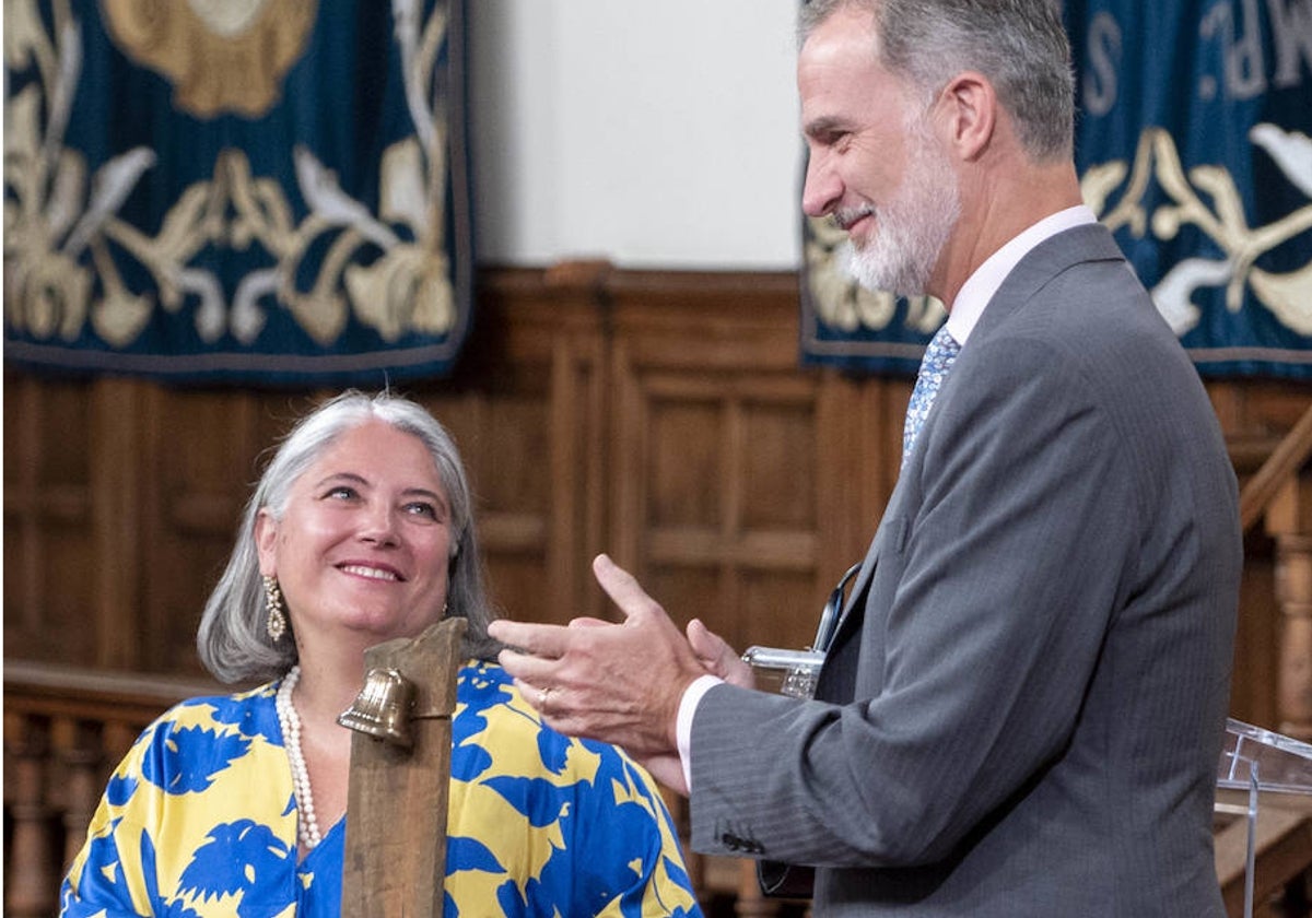 La investigadora Ana Fernández-Sesma recibe el galardón de manos del rey Felipe VI.