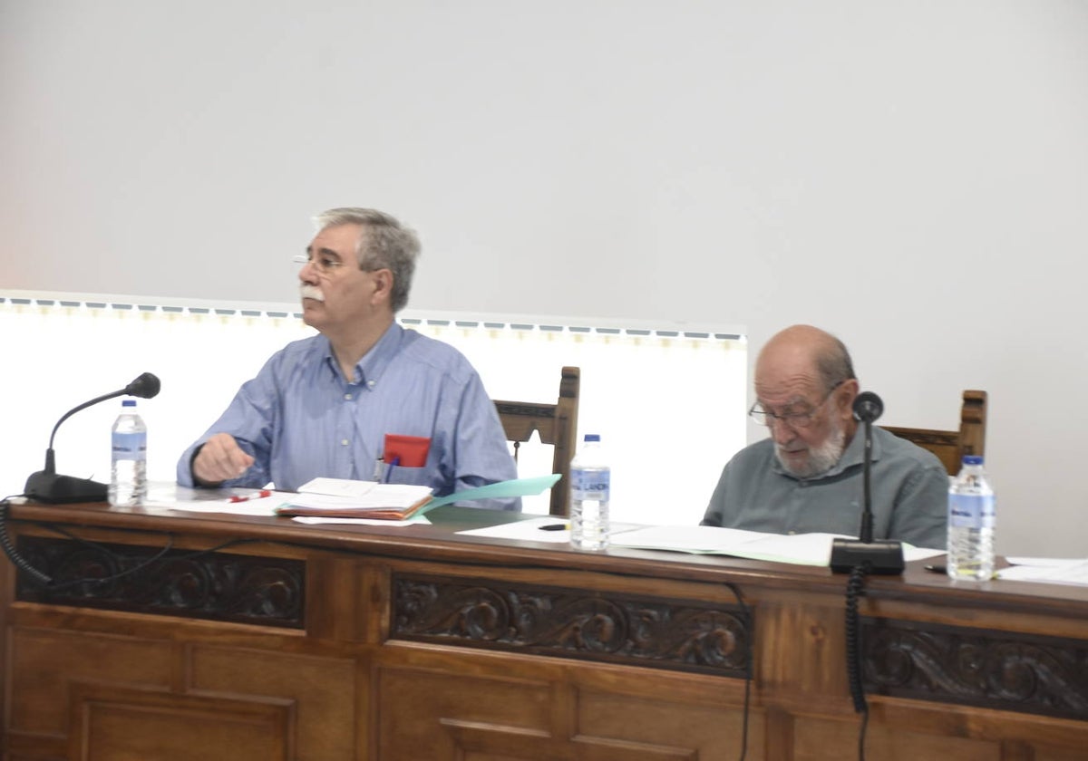 José Antonio Pérez Blanco, teniente de alcalde, junto al alcalde de Vitigudino, Javier Muñiz