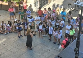 Los jóvenes de Guijuelo durante la visita guiada a Ciudad Rodrigo