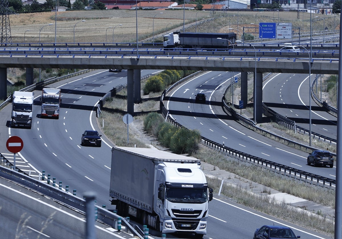 Tráfico en el tramo de la autovía A-62 entre Salamanca y Valladolid.